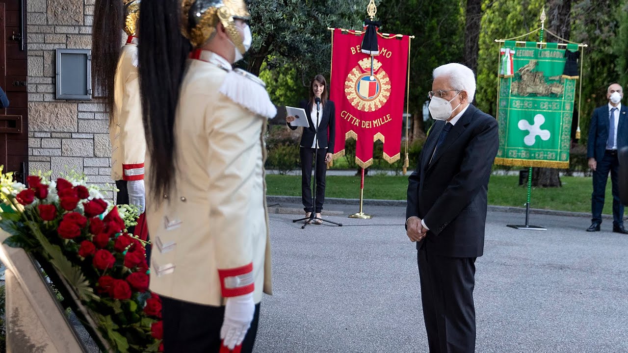 Mattarella depone una  corona di fiori al Cimitero Monumentale di Bergamo
