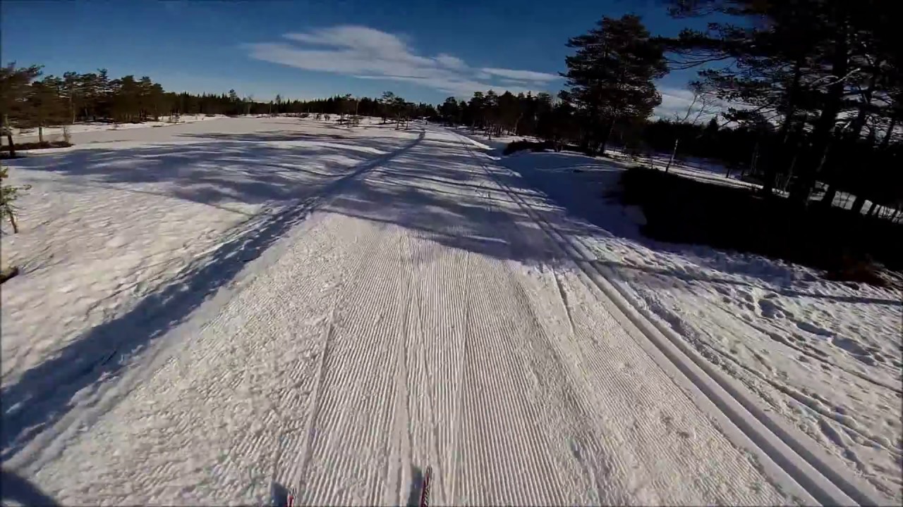 Jeg spenner mine ski