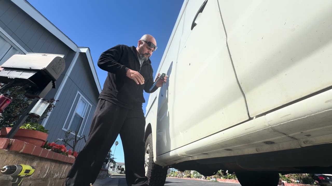 Cómo instalar una mesa exterior plegable a na Nissan NV 2500