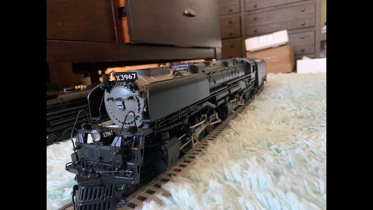 Lionel Vision Line Union Pacific Challenger 3967 Unboxing and Running