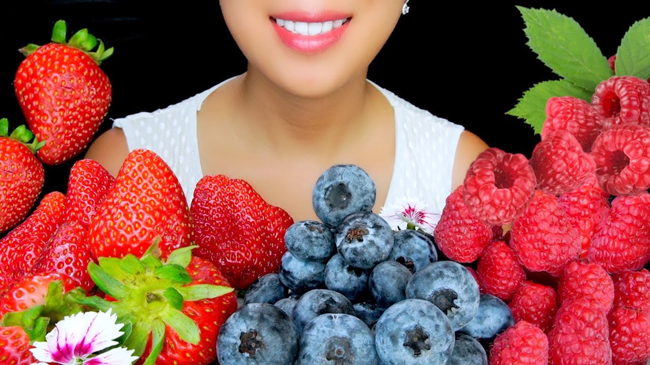 HEALTHY EATING ASMR BERRIES FRUIT PLATTER *STRAWBERRIES, RASPBERRIES, BLUEBERRIES | TracyN ASMR