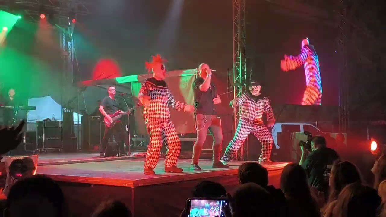 Komunál - Pod maskou klauna 