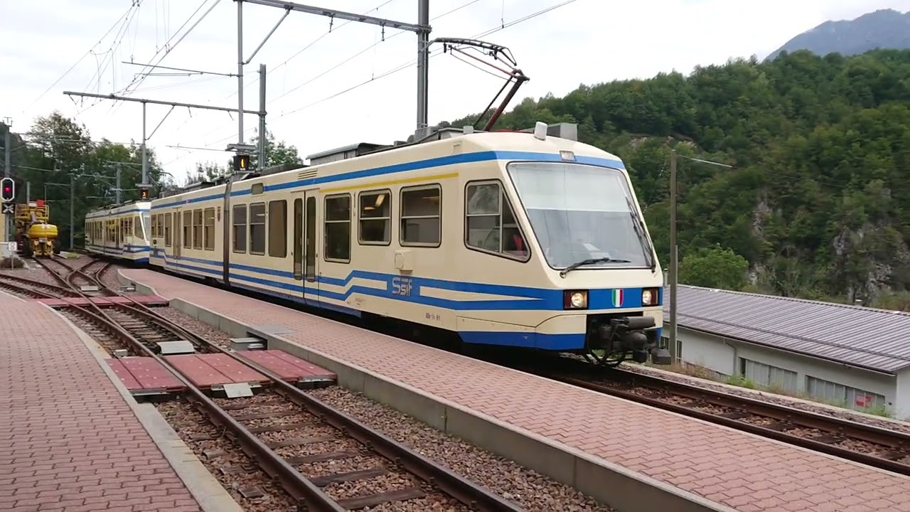 SSIF Triebzug der Centovallibahn fährt in Bahnhof Camedo ein