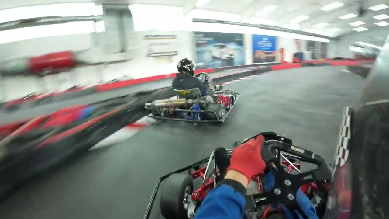 Gleich schnell – aber wer bleibt vorn? 🏎️ Kart-Duell bis zum Schluss!