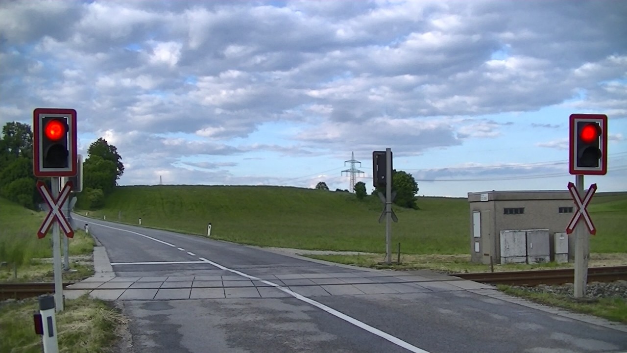 Spoorwegovergang Sankt Georgen an der Mattig (A) // Railroad crossing // Bahnübergang