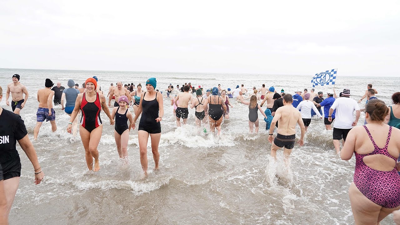 Neujahrs-Anbaden an der Ostsee 🌊 | Rekord in Grömitz & Dahme: 770 Mutige trotzen Kälte! ❄️
