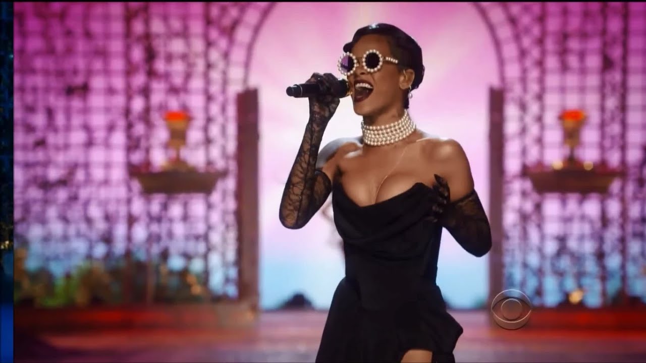 Rihanna - Diamonds (Live At Victoria's Secret Fashion Show 2012)