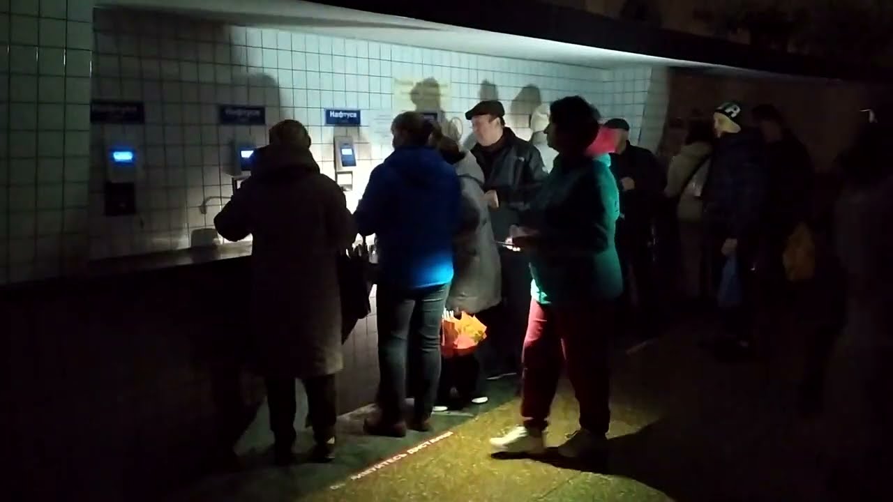 Трускавець 2022: в темряві на бюветі у Трускавці продають холодну Нафтусю 16 листопада 2022 р.