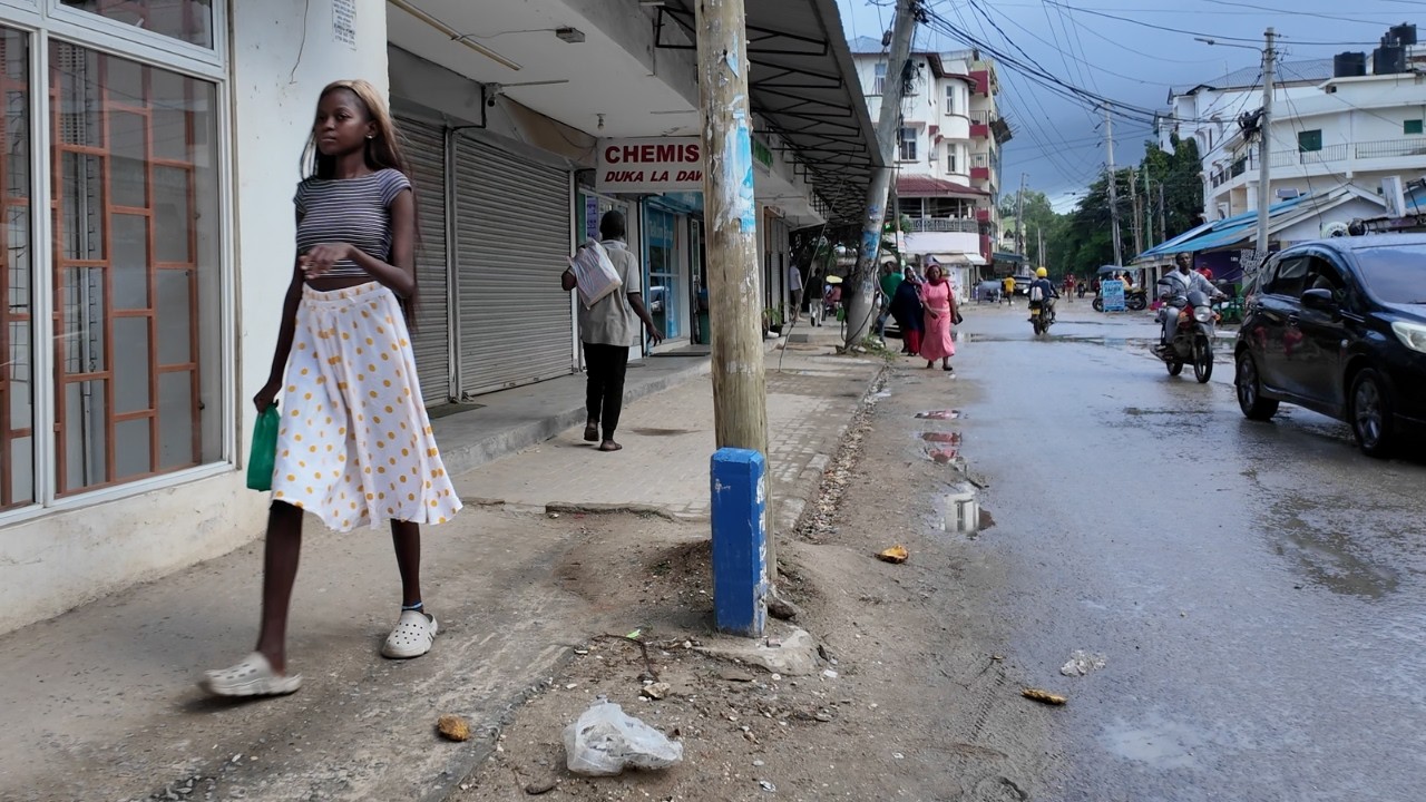 Mtwapa, Kenya: Day & Night Out On The Streets