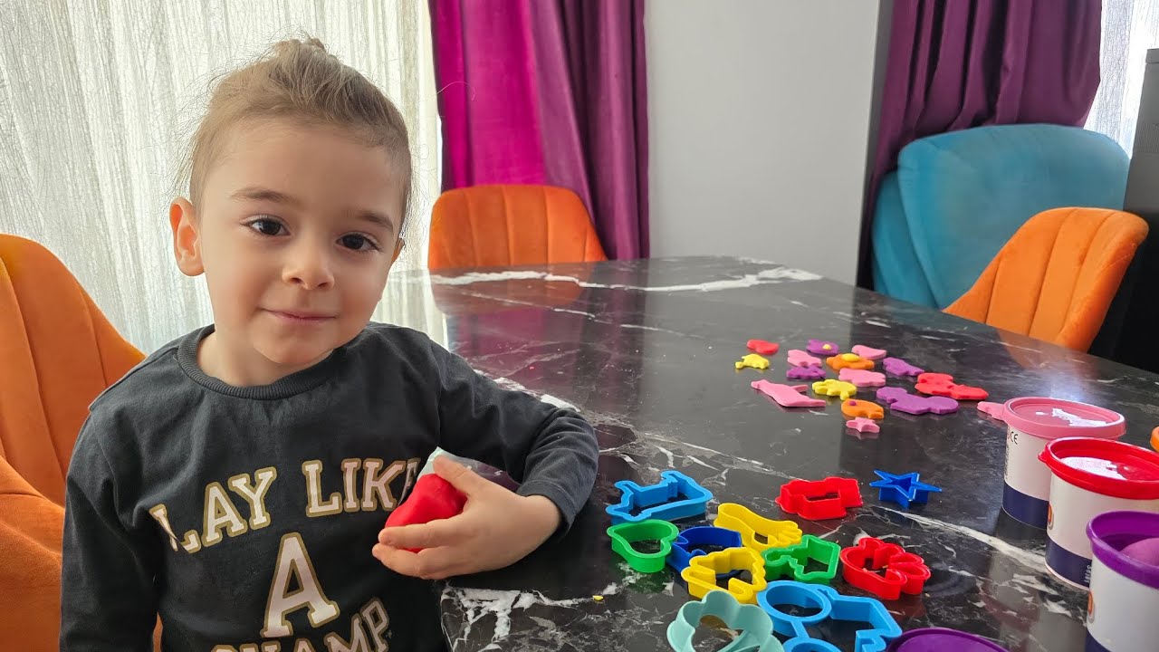 Leo’nun Oyun Hamuru Macerası – Renkleri ve Şekilleri Keşfedelim! 🎭🎨