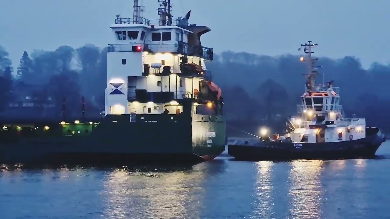 MASCHINENAUSFALL - SCHLEPPER zieht Frachter von der BÖSCHUNG