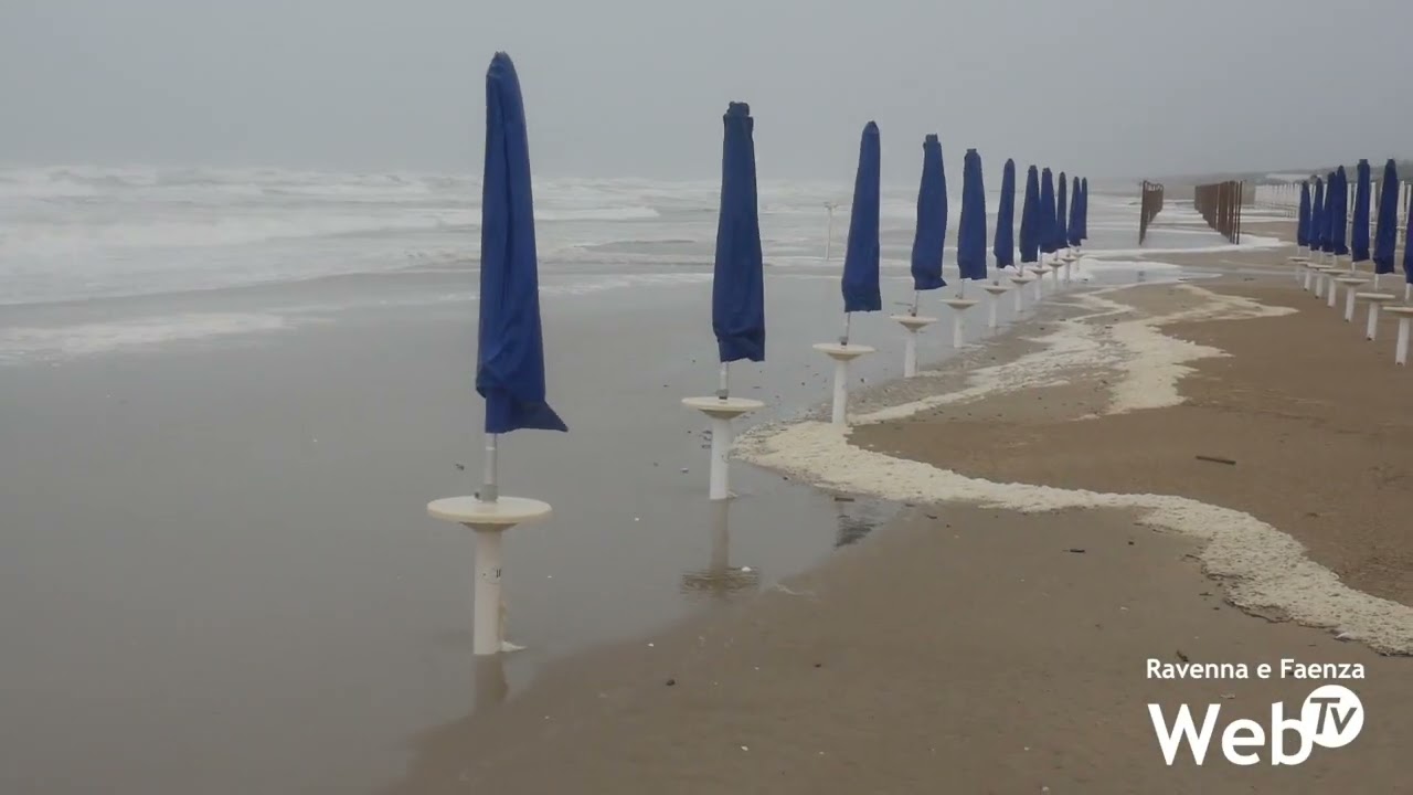 Mareggiata sempre più alta al mare. Preoccupano il Savio, il Ronco e il Montone
