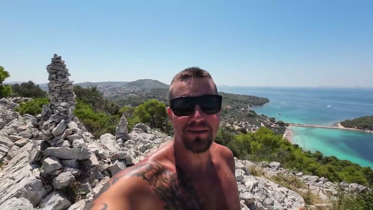 wyspa Murter - plaża i wejście na górę