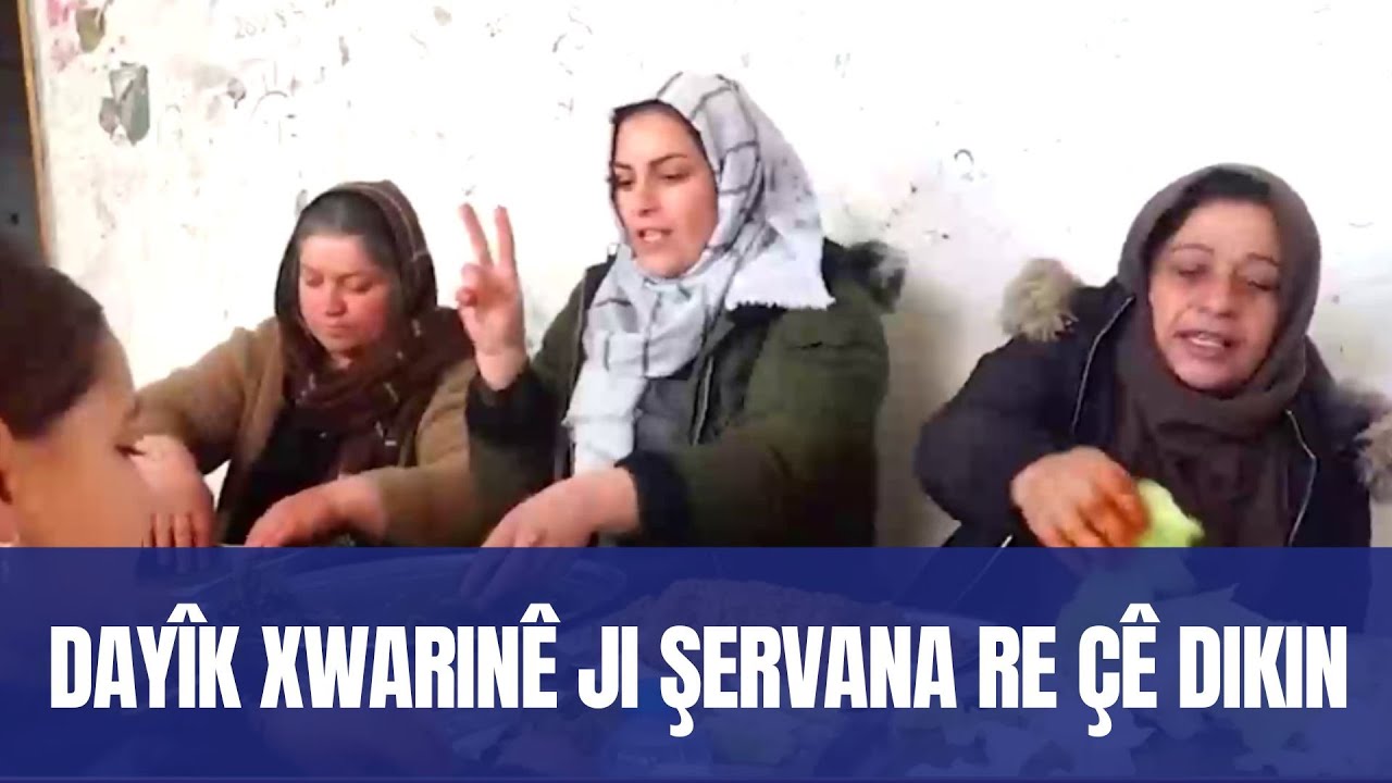 Dayikên li Til Temirê tevî zarokên xwe xwarinê ji şervanan re çêdikin.