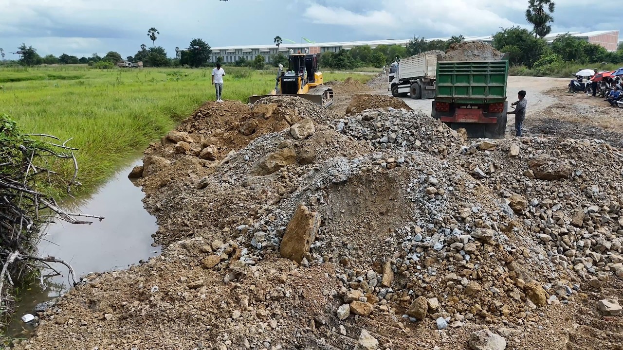 Good job!! Land Filling Process Using Dump Trucks 6-Wheel And SHANTUI C3 Moving Stone& Soil