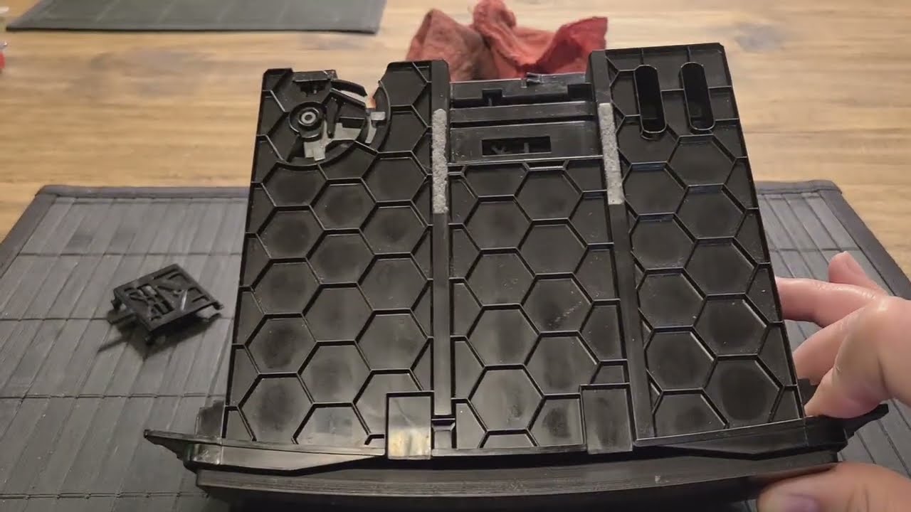 Демонтаж лотка для монет на W164 2008 ML, ремонт и повторная установка 