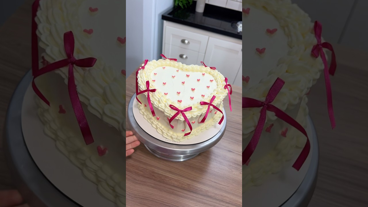 Bolo vintage de cora&ccedil;&atilde;o! #bolo #bolocoracao #cake #bolovintage