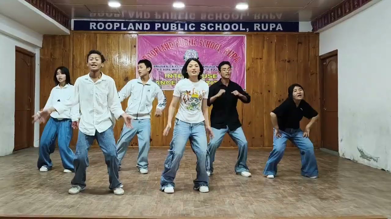 Roopland School / Week2025 / Group Dance12