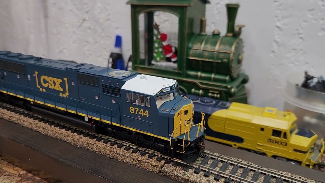 Athearn G67430 HO CSX SD60I Diesel Locomotive with DCC & Sound #8744. BENCH TEST.