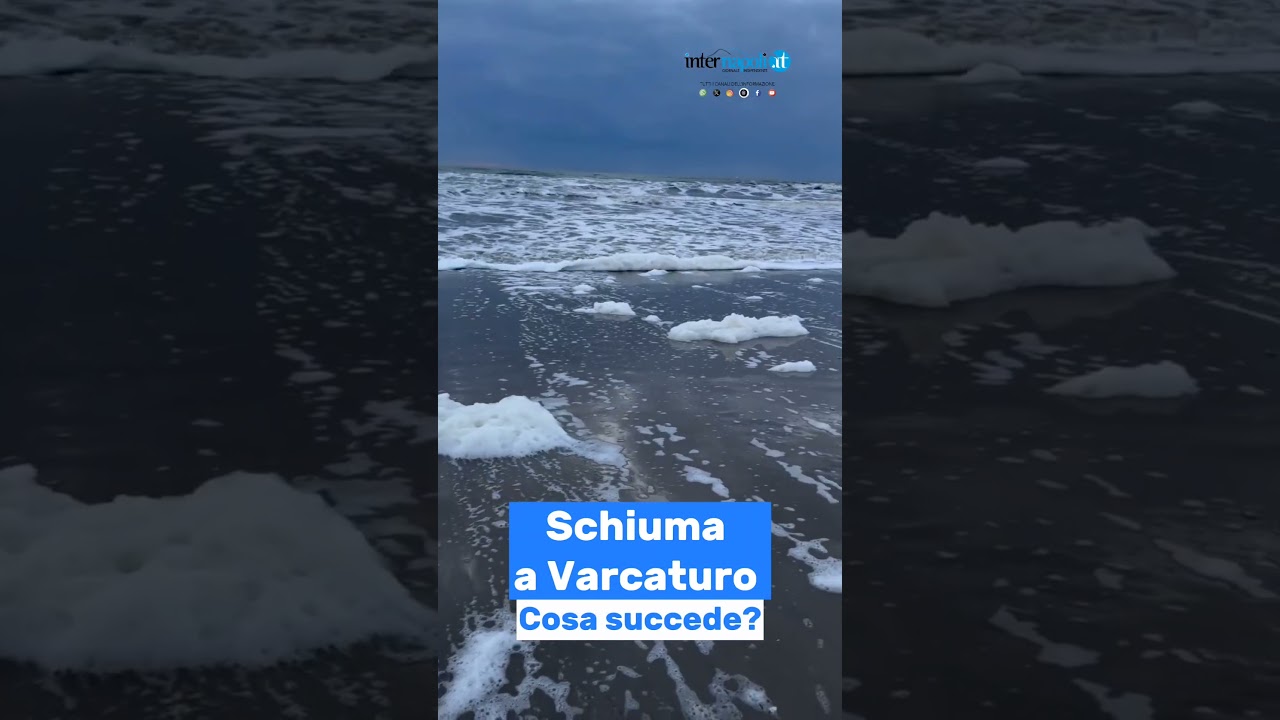 Mare di Varcaturo invaso da schiuma bianca