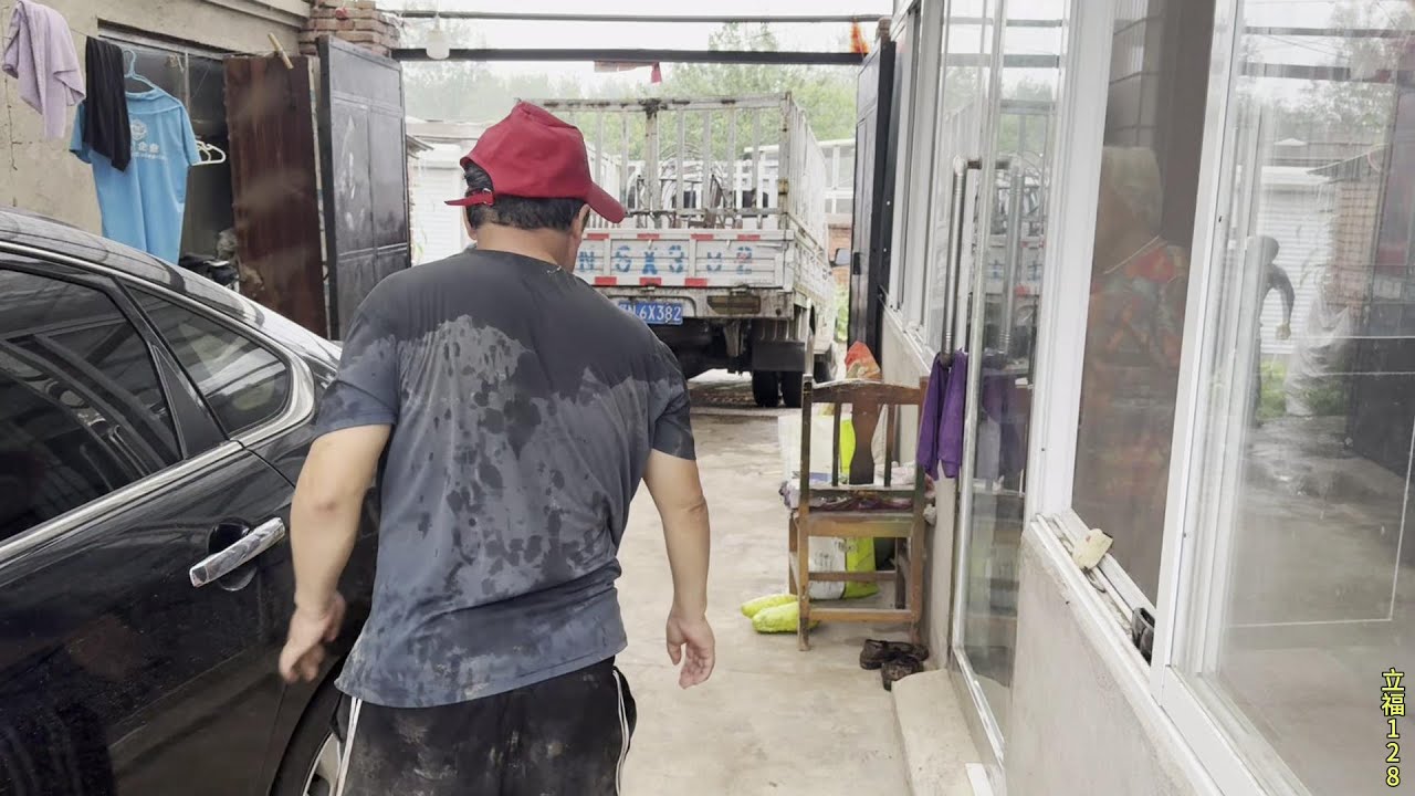 老孟顶着大雨抓两头超胖大肥猪，这猪把菜园子拱稀碎，还差点赔了#养猪人的日常生活 #二师兄 #平凡养猪人 #养猪人加油干 #养猪人不容易 #猪价 #记录真实生活 #土猪 #养猪计划