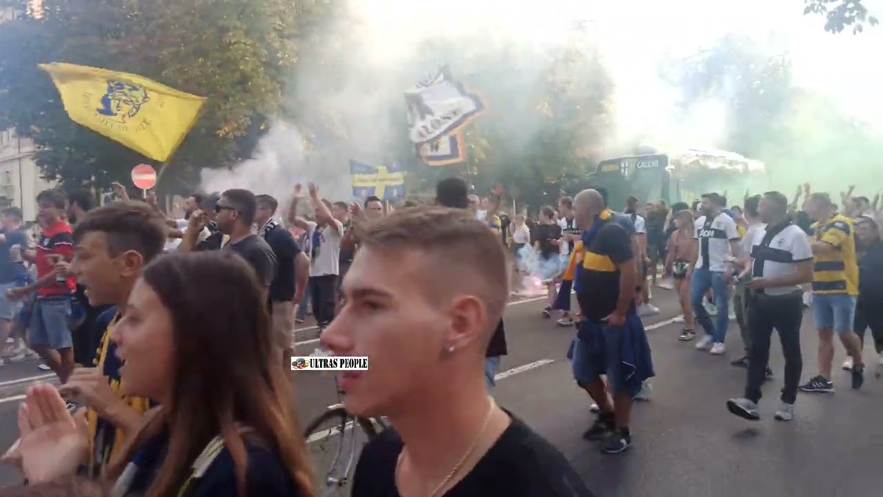 Boys Parma accompagnano la squadra verso lo stadio.