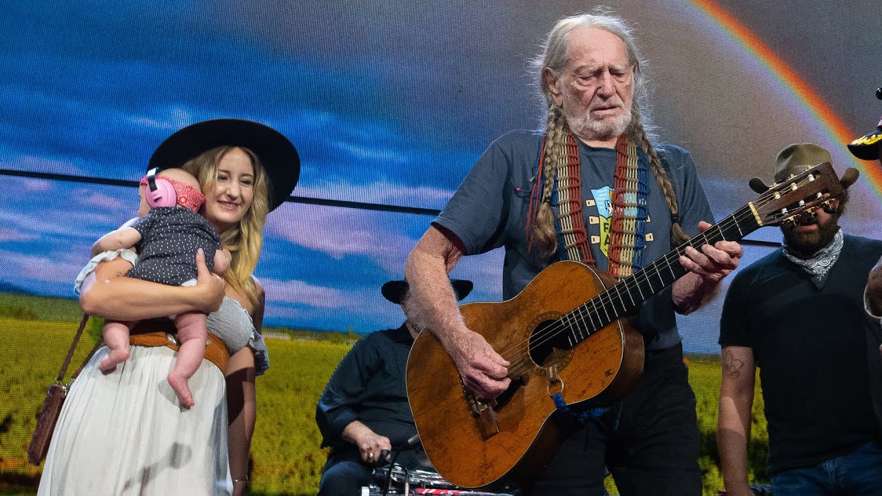 Willie Nelson & Family - It's Hard to Be Humble (Live at Farm Aid 2019)