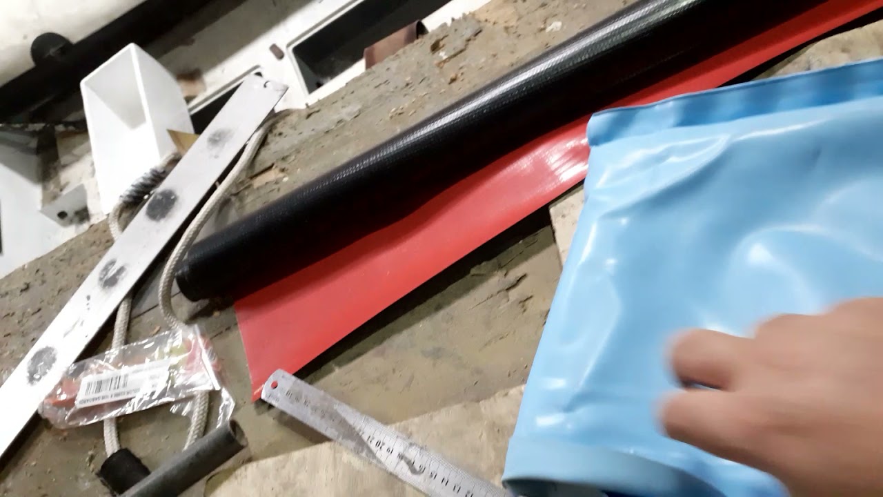 colocando as válvulas, do barco inflável