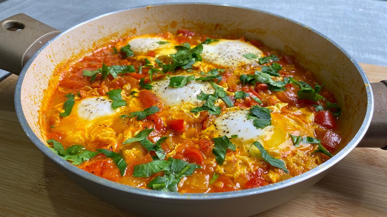 Rețetă de ouă cu rosii la micul dejun. Shakshuka Delicios.