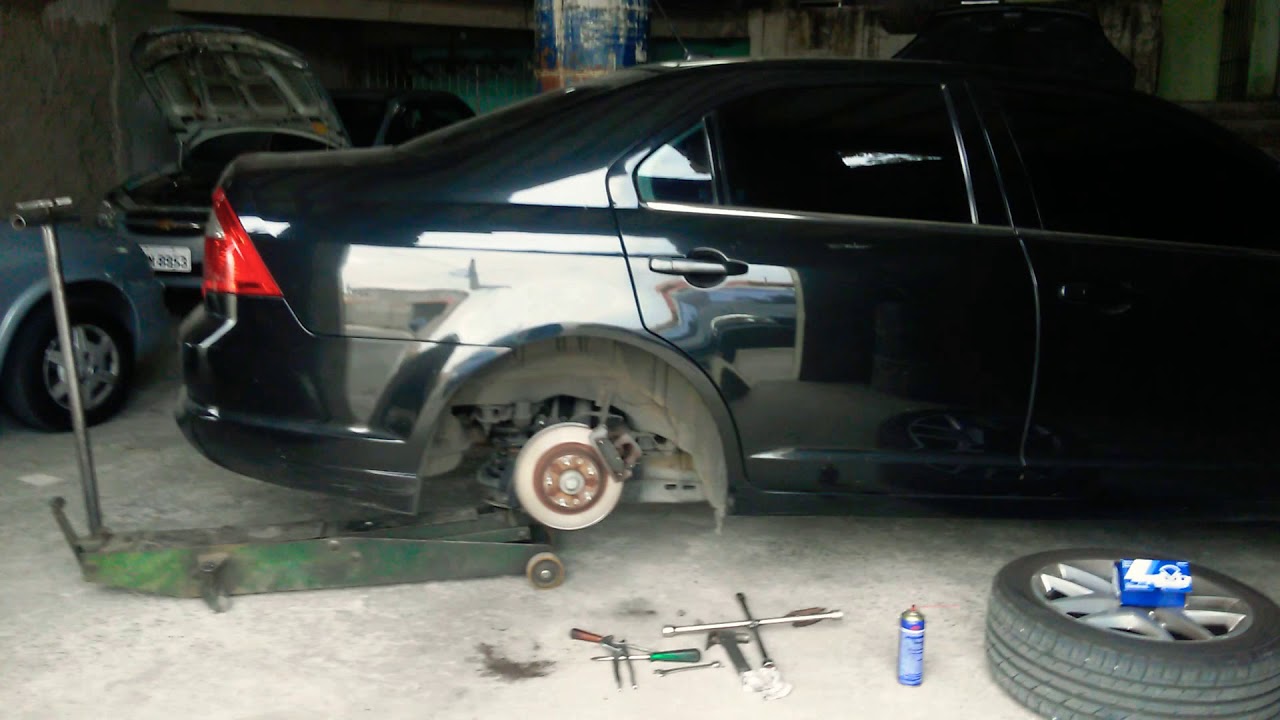 Troca da pastilha de freio traseiro do Ford fusion