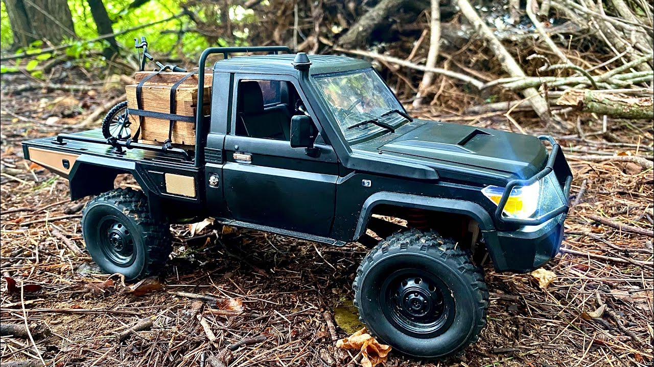 MN82S Toyota Landcruiser flatbed truck on the trail course