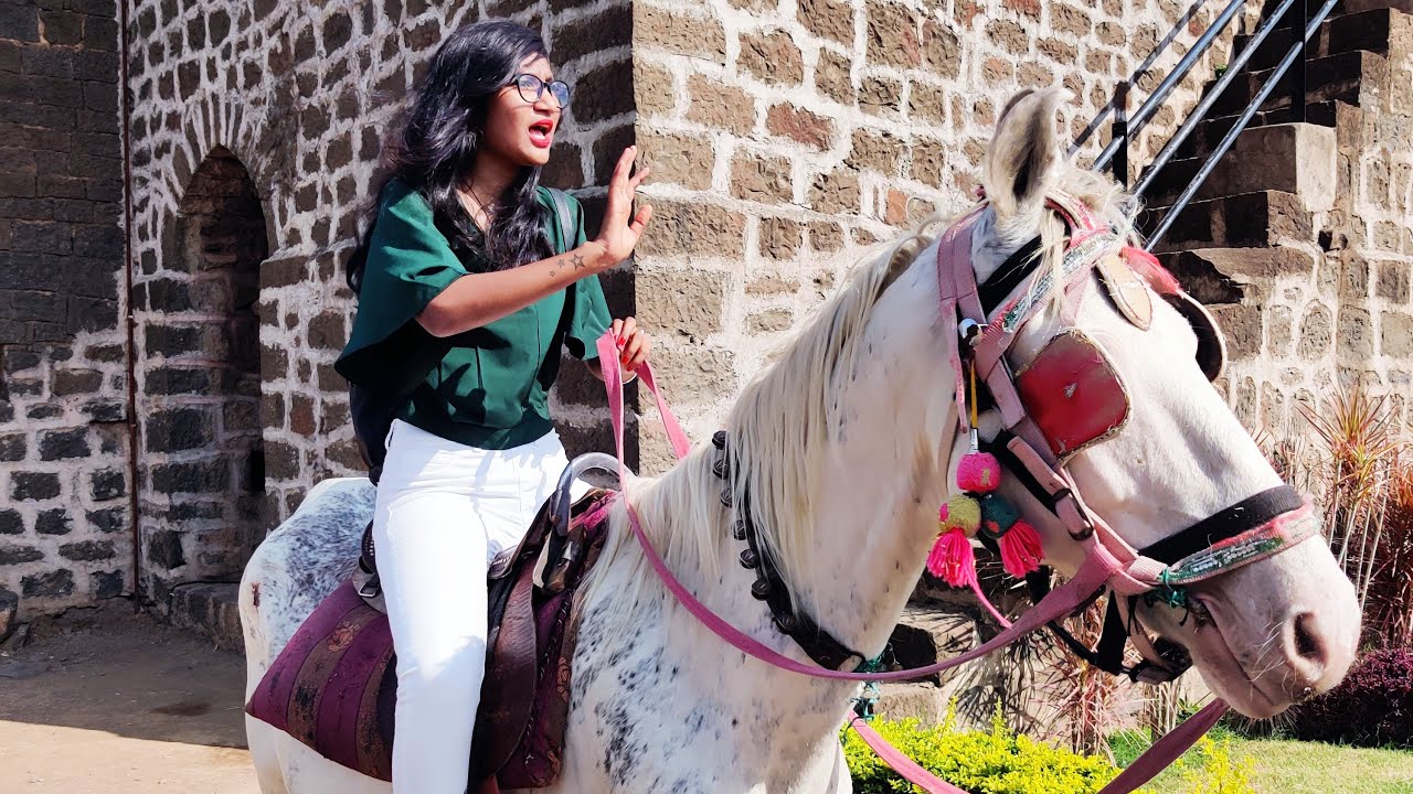 YOUTUBER मेघा  - आबाबाबा WRONG चाललय बाबा घोडा 🐴  - फुल्ल कॉमेडी विडिओ | टिपिकल इंडियन गर्ल