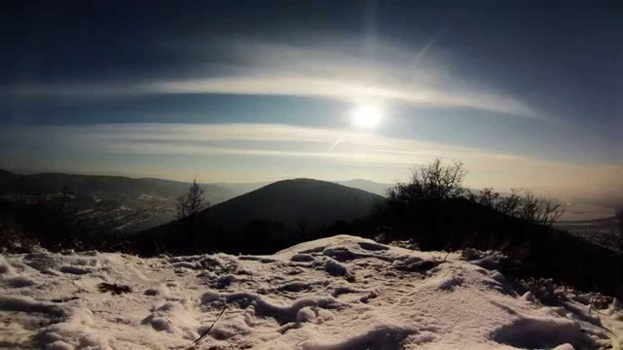 HOLÍŠ A KRÍŽ NAD PRIEHRADOU NOSICE