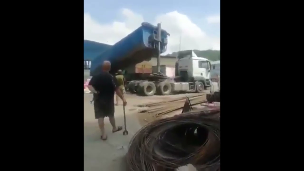 COSE DA NON FARE CON CAMION MENTRE SI SCARICA MANOVRA PERICOLOSISSIMA