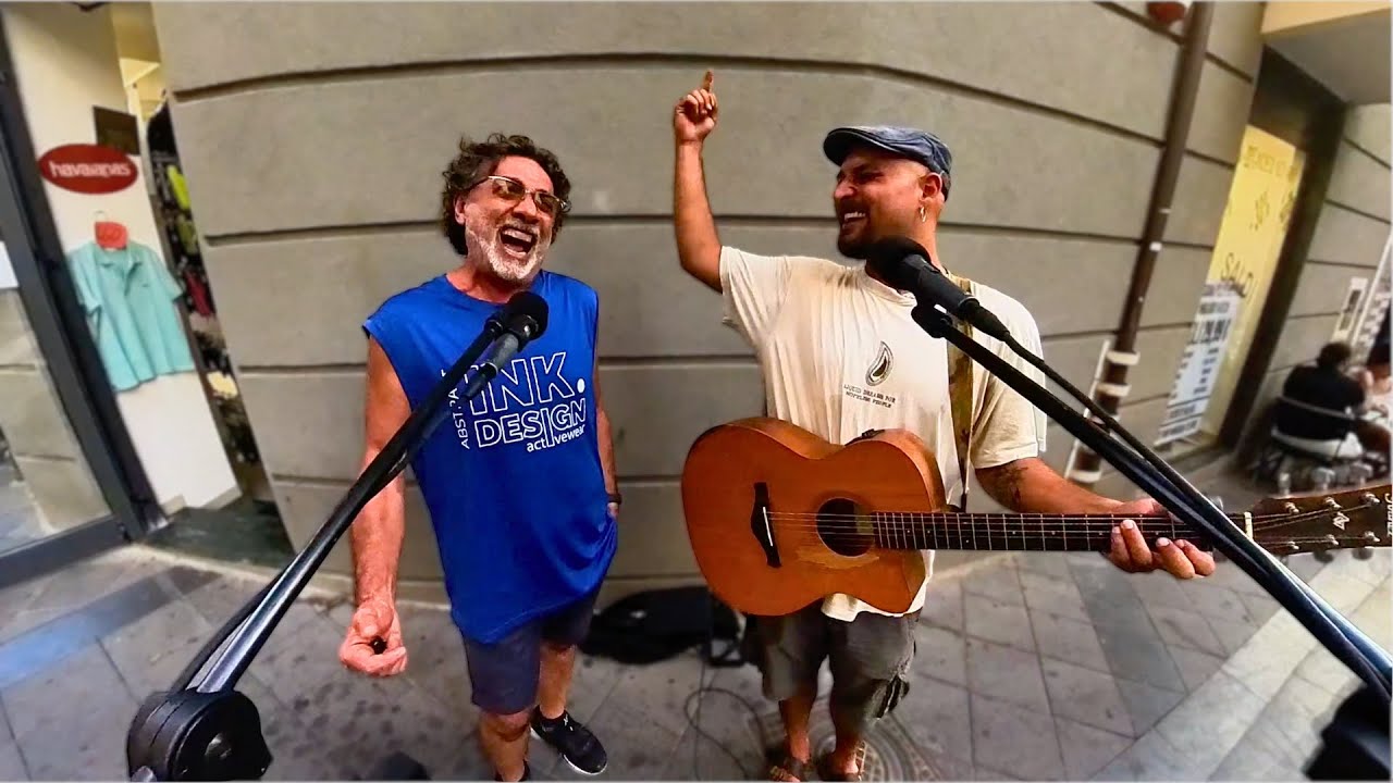 Suonavo Pino Daniele per strada... poi questo signore libera una VOCE incredibile!