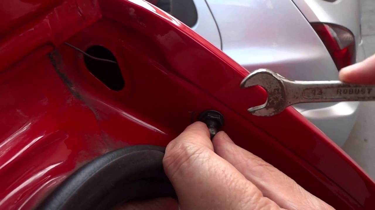 Como trocar pino do pistão amortecedor do porta malas quando a porca de parafuso cai.