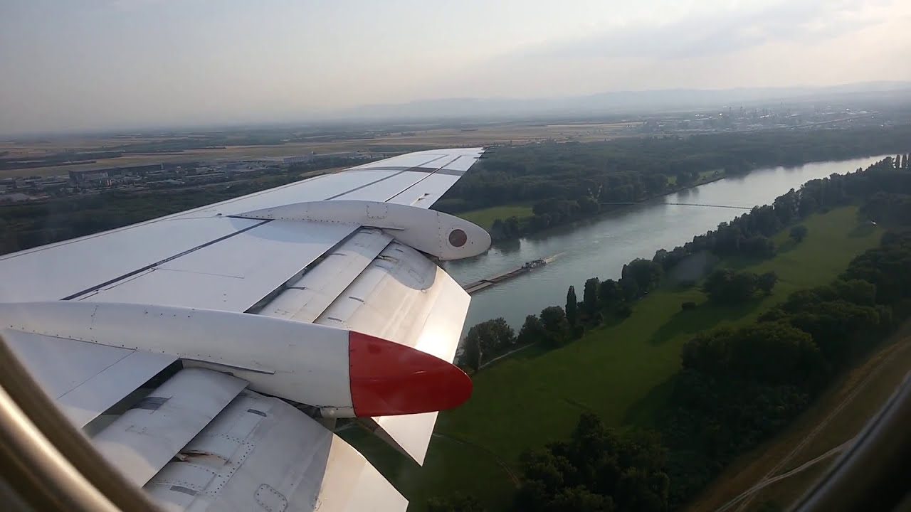 Landing at Vienna Airport (Austria) with a Fokker-100 from Austrian Airlines