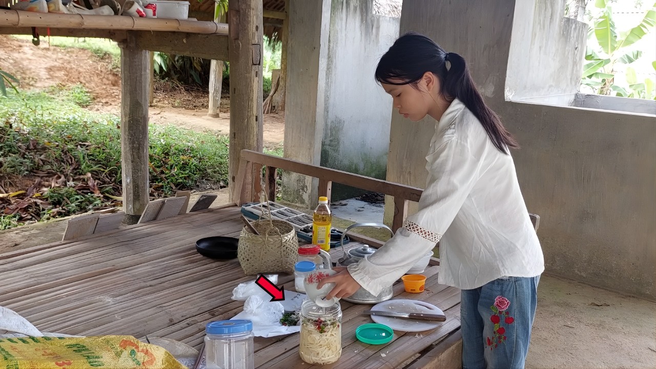 She Picked Bamboo Shoots and Snails All Day… Just to Buy Something to Eat