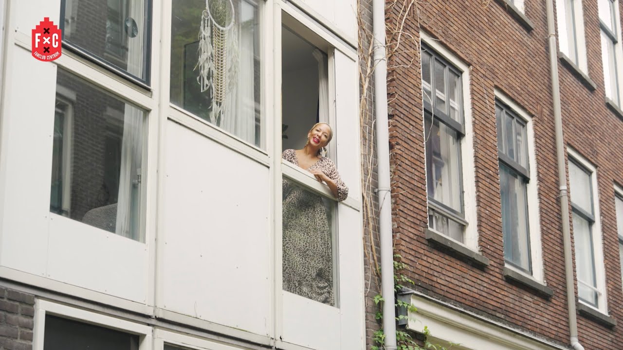 Bianca (50) woont in de Anjeliersstraat | FANCLUB CENTRUM