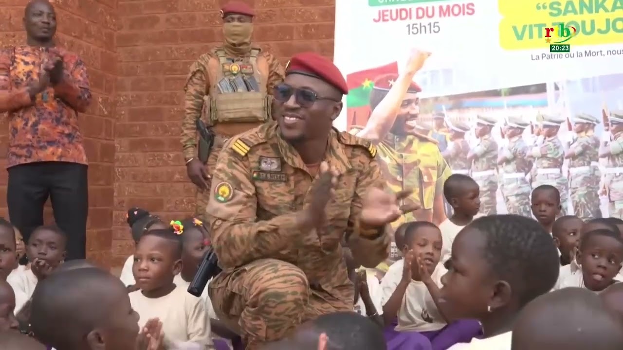 Le Ministre Directeur de Cabinet du Président du Faso, communie avec les tout-petits