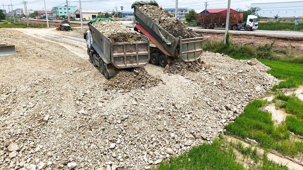 Interested Landfill Task! Expertly KOMATSU Bulldozer Push Mix Soils With 25t Team Dump Trucks