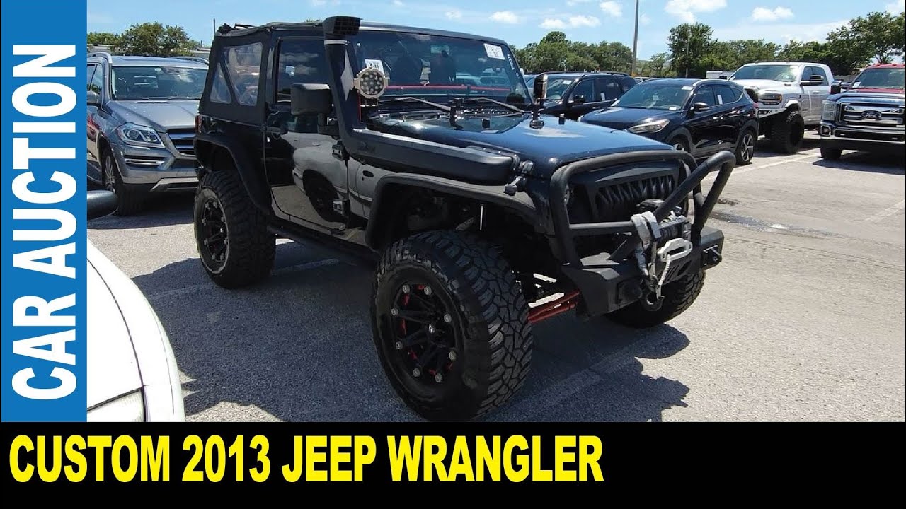 Кастомизированный Jeep Wrangler 2013 года на аукционе Manheim в Сент-Петербурге, Флорида. Автомоб...