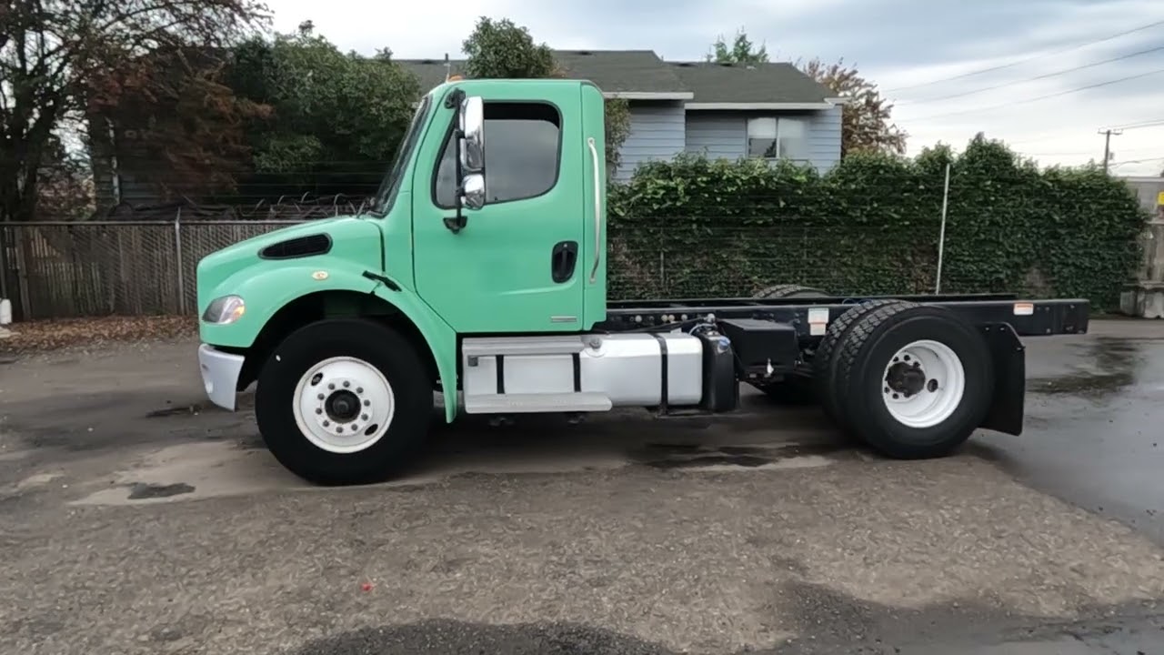 2011 FREIGHTLINER M2106 BUSINESS CLASS SINGLE AXLE DAY CAB & CHASSIS (1046)