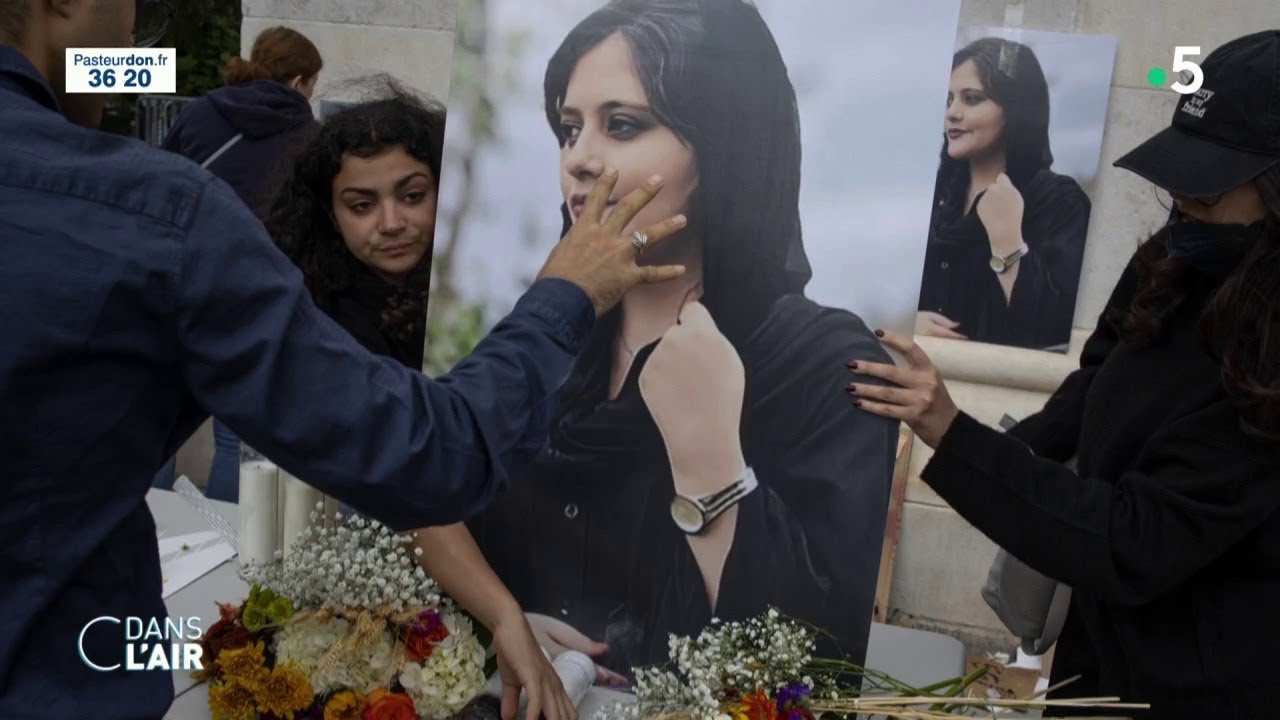 Iran : le régime peut-il tomber ? - Reportage #cdanslair 08.10.2022