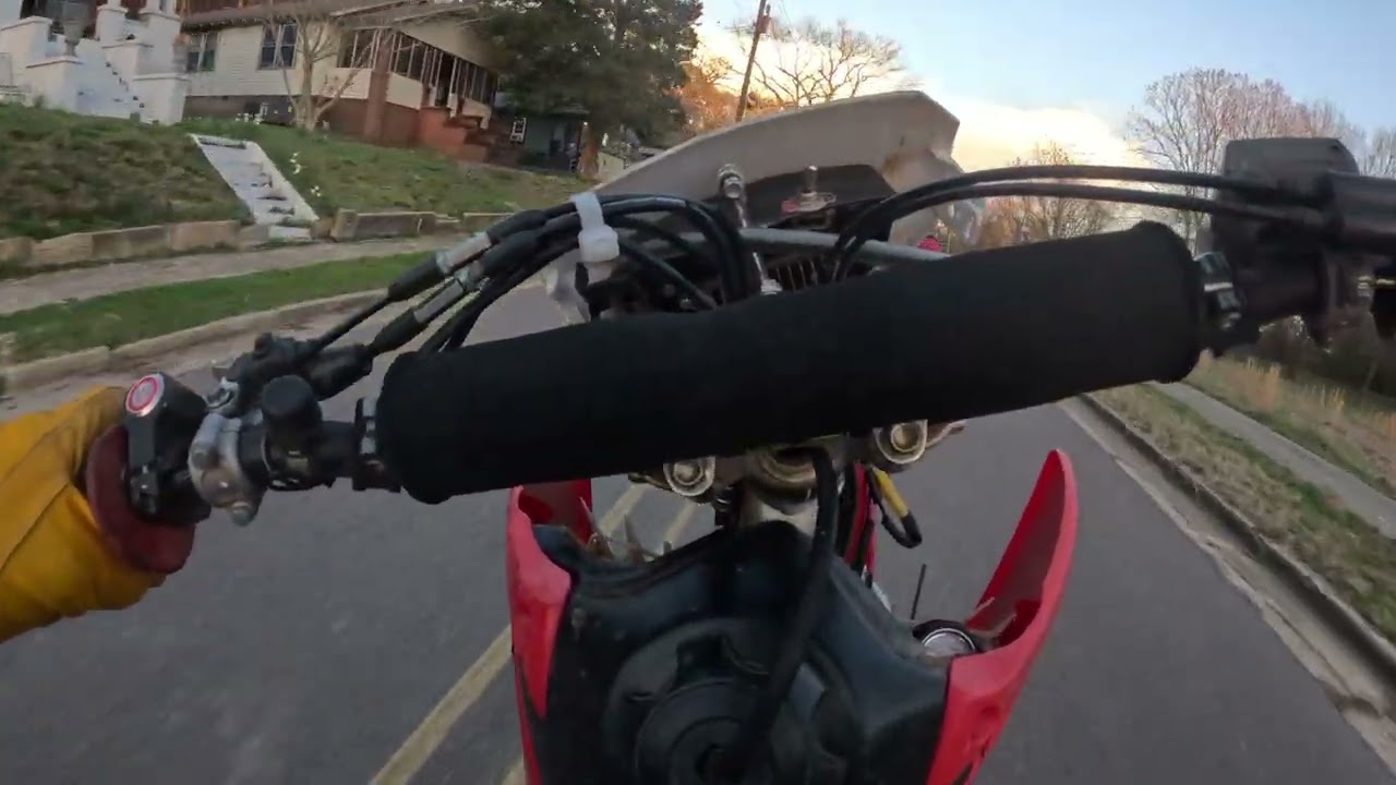 Put’n on for the city #bikelife #wheelies #dirtbike #crf150rb #rmz450 #outside 