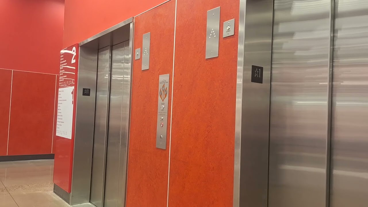 Watching 👀 The Target Elevator 🛗 Going Up In Springfield mall