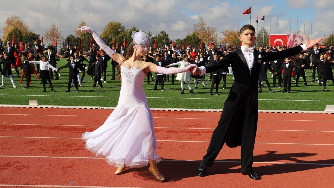 Öğrenci ve Velilerden Valsli Cumhuriyet Bayramı Kutlaması #CumhuriyetBayramı #Vals