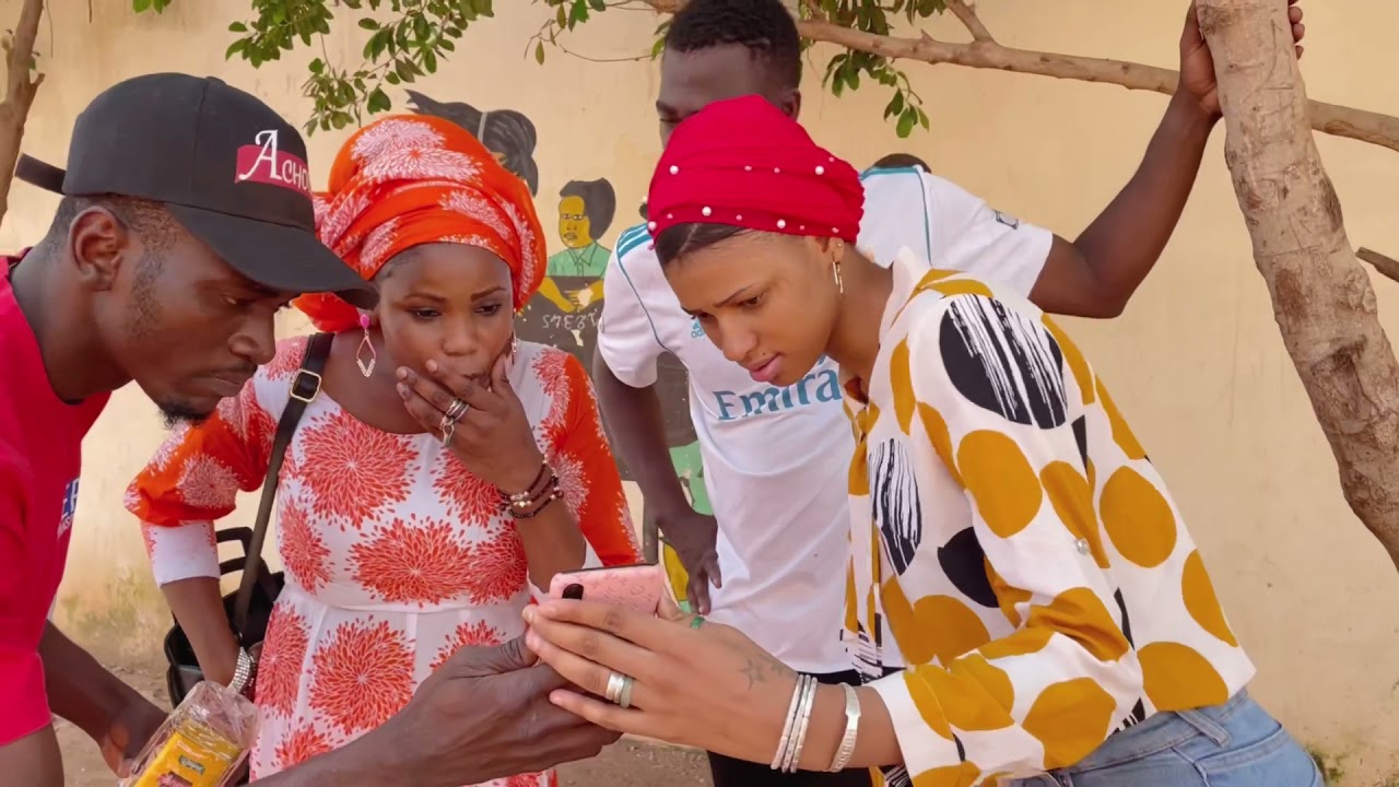 Tou gâte - Aicha ont volé la Portefeuille ￼d’une fille😂😂😂😂
