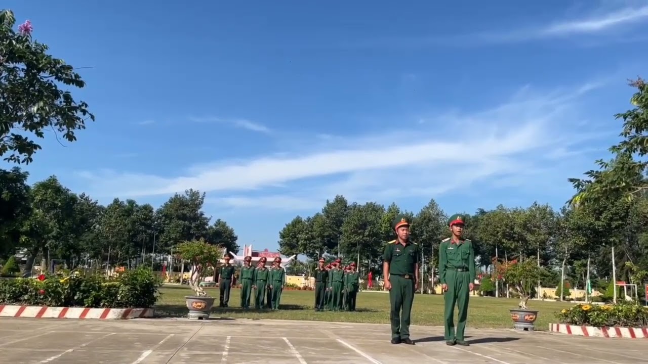các bé tham quan doanh trại chú bộ đội để biết về Quân đội Nhân Dân Việt Nam