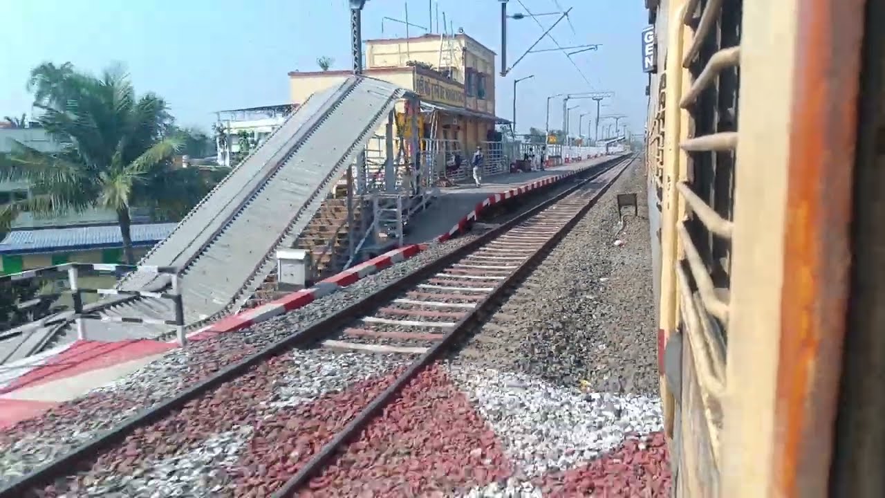 12384 Asansol Sealdah Intercity Express crosses Hooghly river & enters Sealdah division